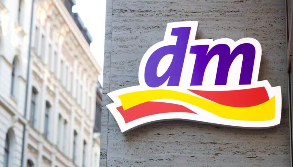 Fotografie eines DM Drogerie-Markt-Logos