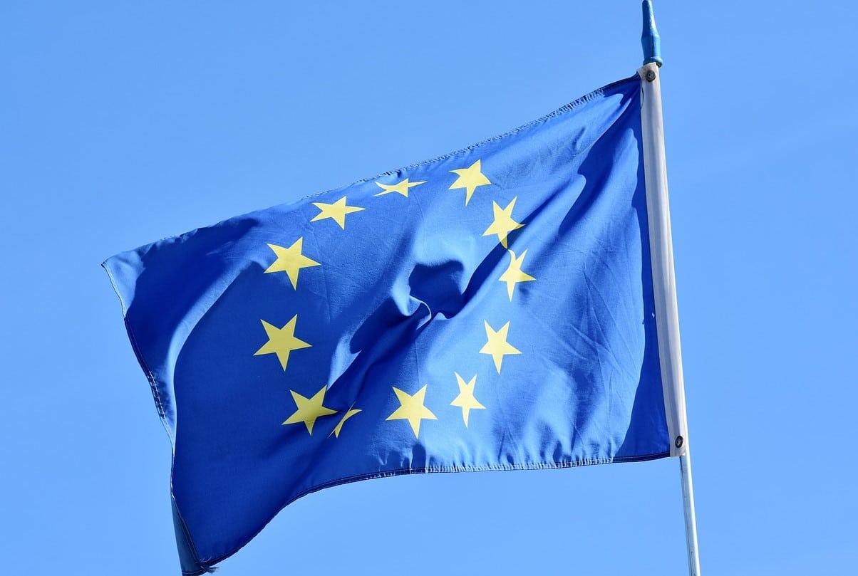 EU-Flagge vor blauem Himmel