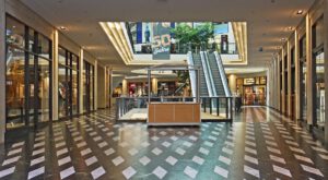 Shopping Center mit Rolltreppe
