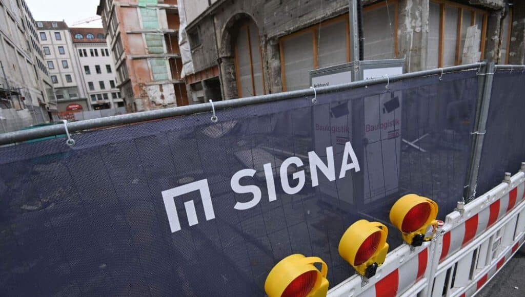 Bauzein mit Signa-Aufschrift vor einer Baustelle
