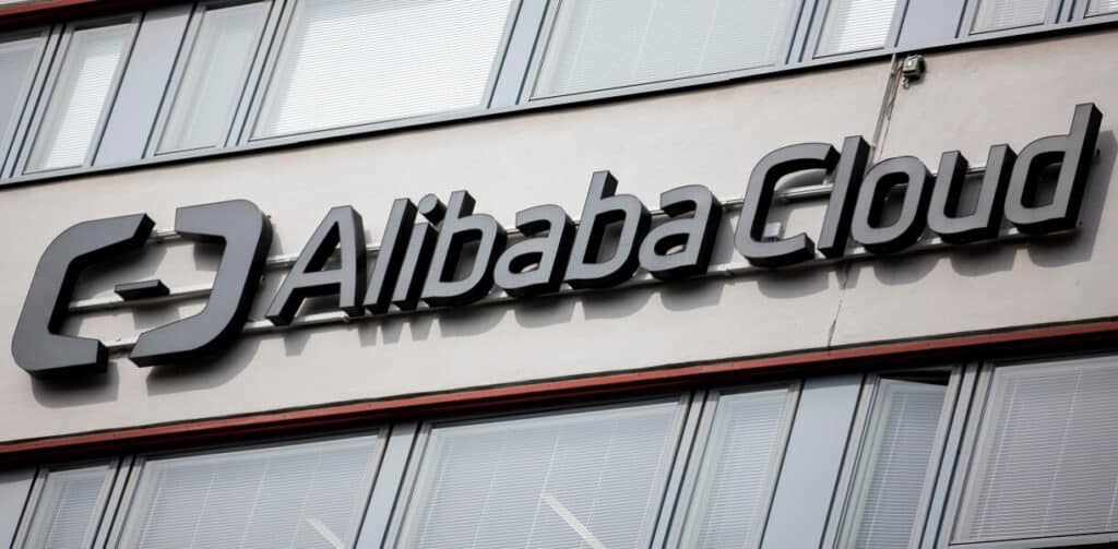 Alibaba Cloud Logo auf einem Gebäude