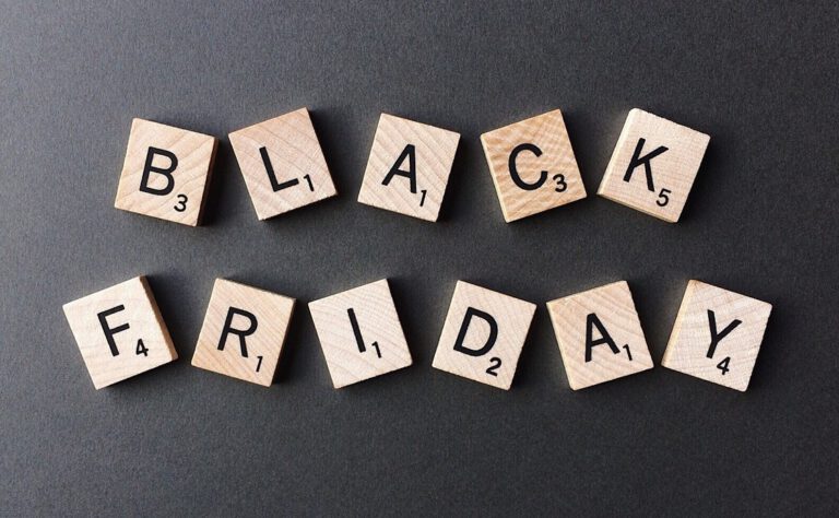 Das Wort Black Friday mit Bausteinen gelegt