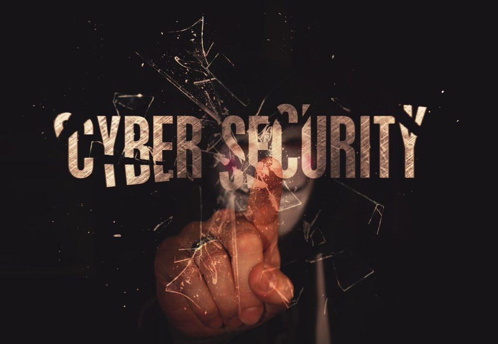 Illustration von Cyber IT Security in Form von Programmiercode und einem maskierten Hacker