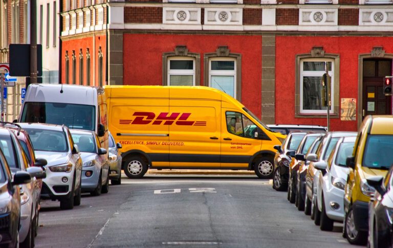 Foto eines DHL Express Zustellfahrzeugs