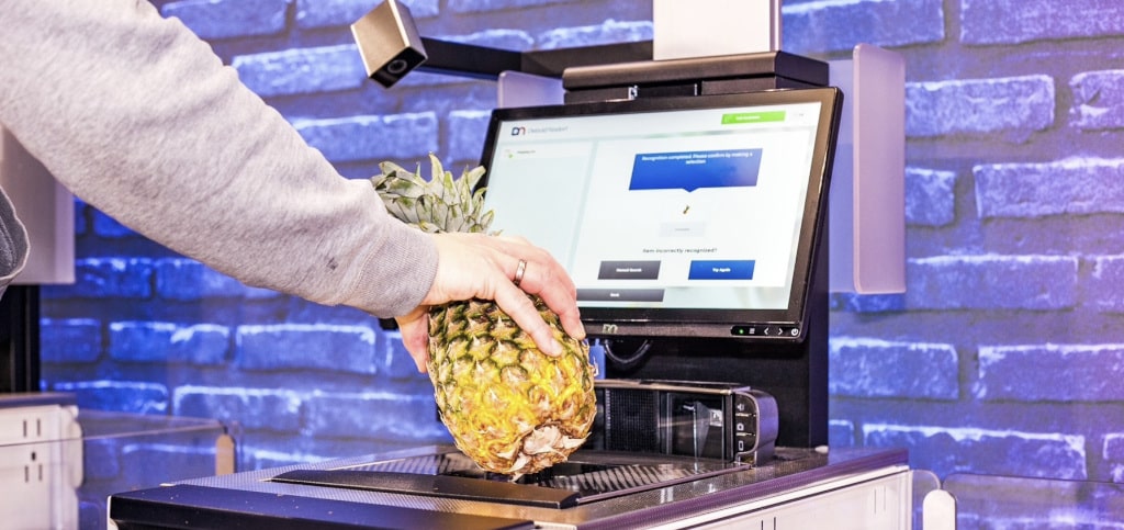 Beispielhafte Anwendung einer Diebold Nixdorf KI-gestützten Erkennung von Obst und Gemüse an Self-Checkout-Kassen
