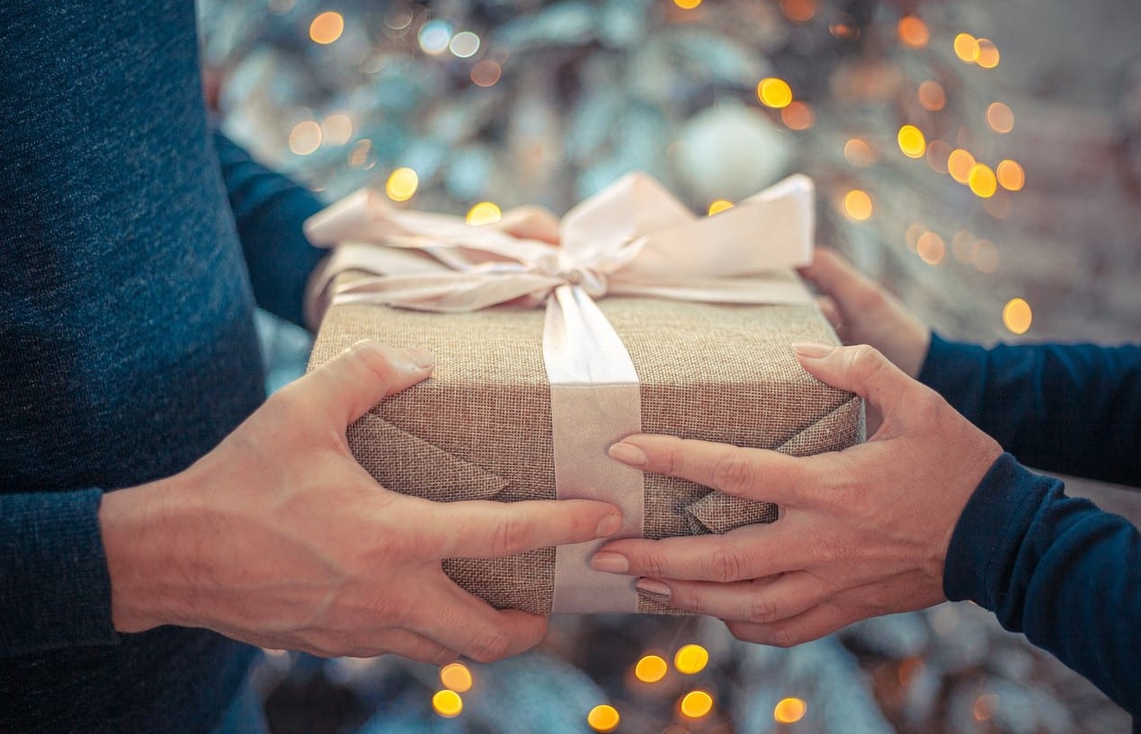 Verpacktes Geschenk, das überreicht wird