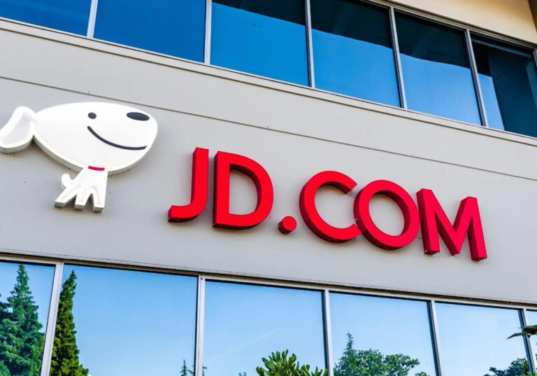 Logo des chinesischen Internetkonzerns JD.com auf einem Gebäude