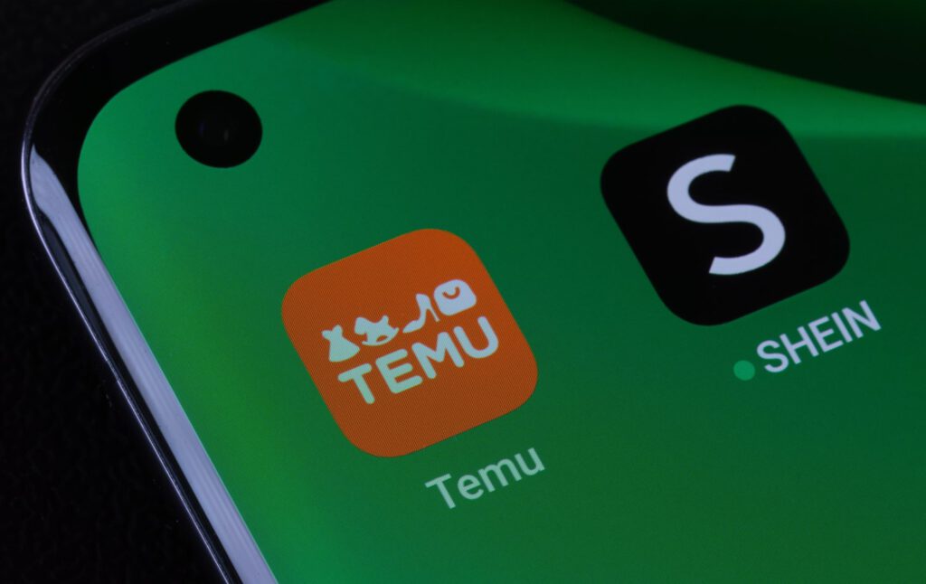 Die Apps Temu und Shein auf einem Smartphone dargestellt