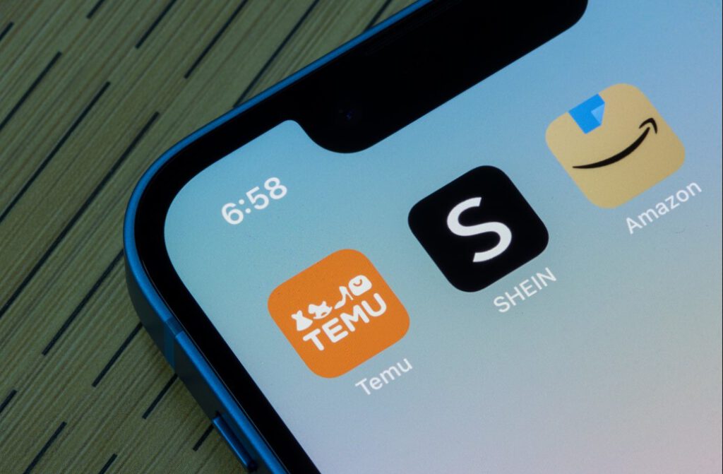 iPhone mit den Apps Temu, Shein und Amazon