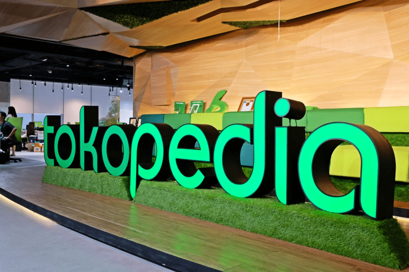 Foto der Tokopedia Zentrale mit Logo im Eingang