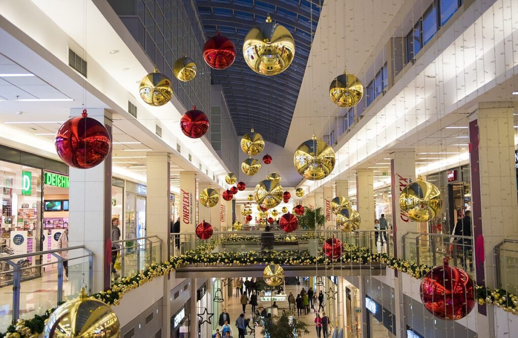 Fotos eines weihnachtlich dekorierten Einkaufszentrums