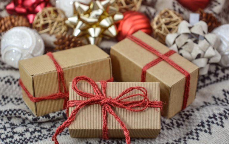 Verpackte Geschenke mit Weihnachtsdekoration