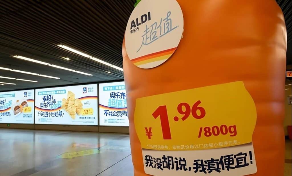 Übergroßer Werbeaufsteller von Aldi China in Shanghai