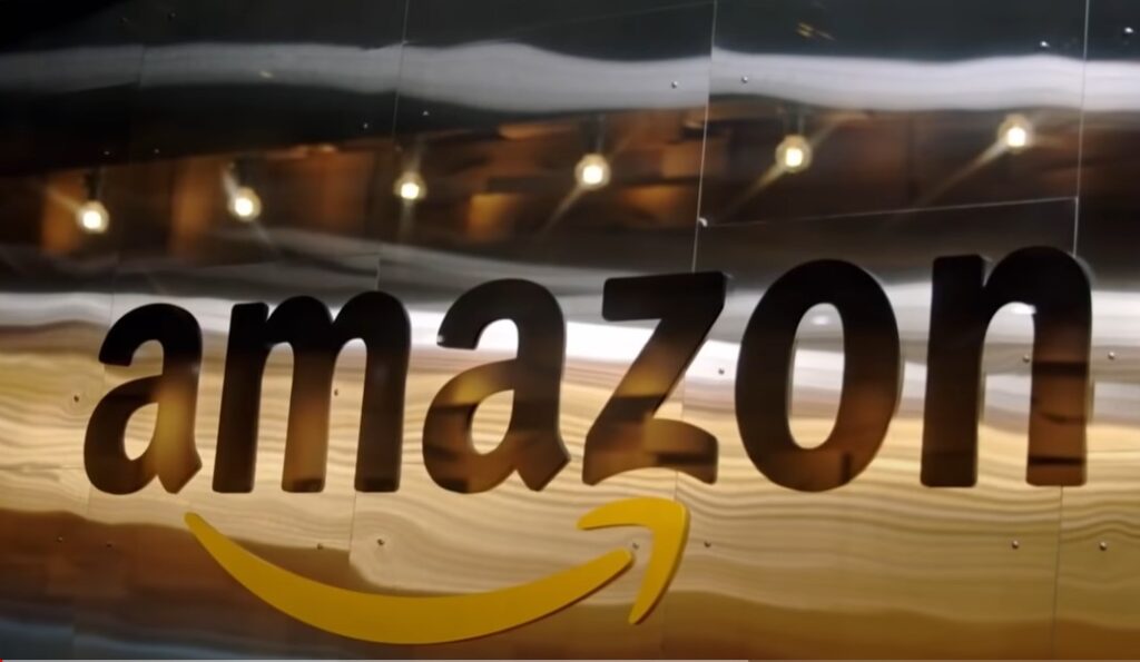 Amazon Logo auf einer Glasscheibe