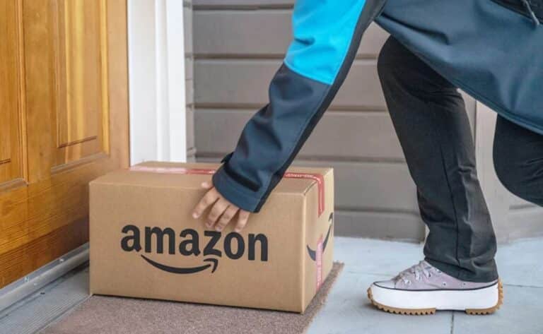 Amazon Kurier und ein Amazon Paket in der Zustellung