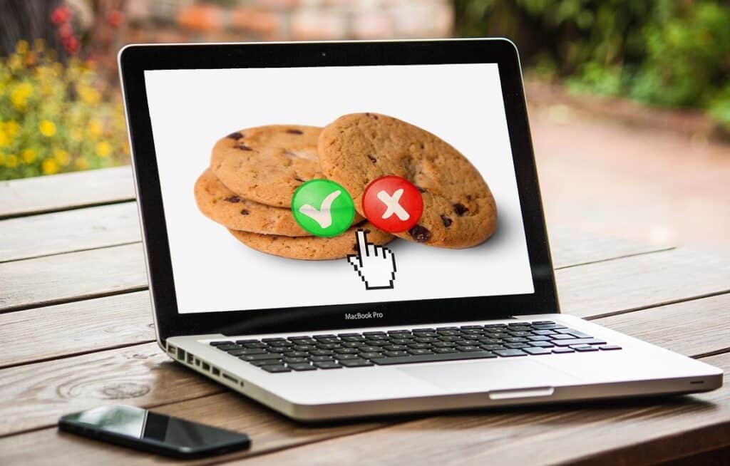 Cookies auf einem Laptop zur Visualisierung der Cookie-Banner-Regelung