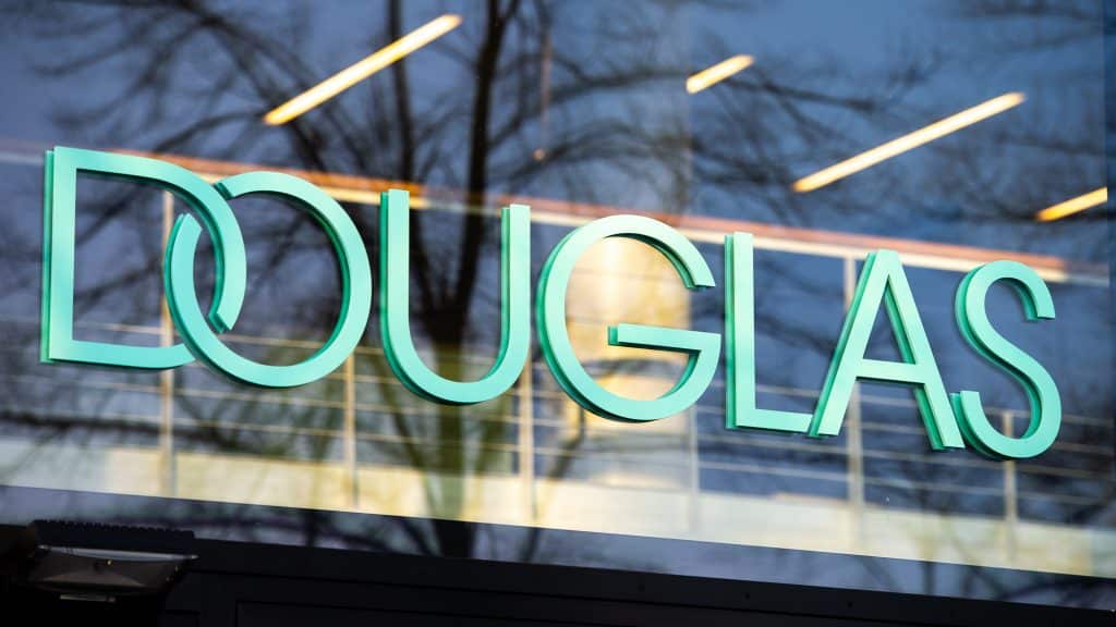 Großes Douglas-Logo hinter einer Glasscheibe