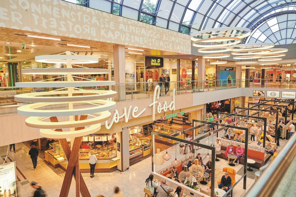 Innenaufnahme des ECE Shopping-Centers Olympia-Einkaufszentrum München (OEZ)