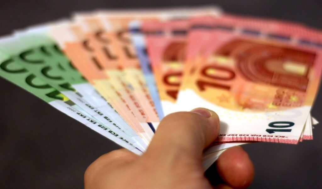 Mehrere Euro-Scheine als Symbol für Anti-Geldwäsche