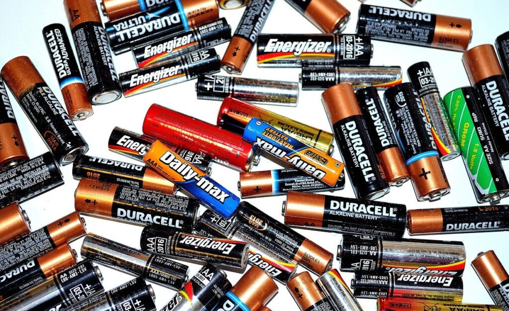 Viele durcheinander liegende Batterien als Symbol für die neue umstrittene EU-Batterieverordnung