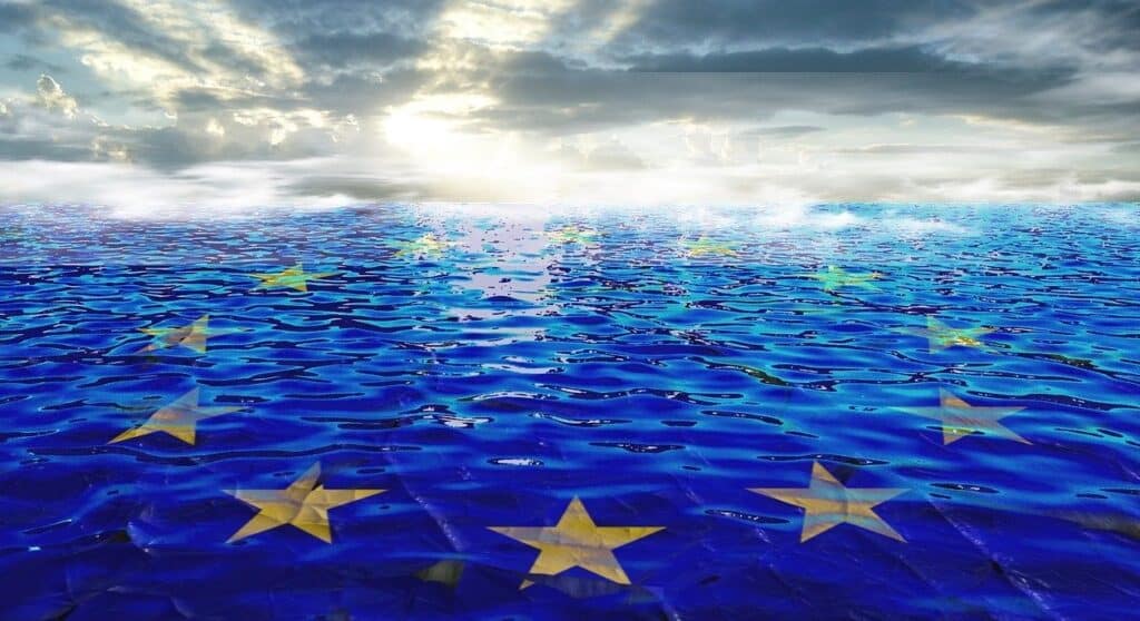 Meerblick mit einer illustrierten EU-Flagge als Symbol für Greenwashing