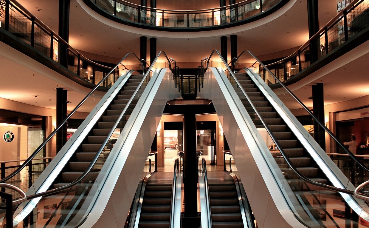 Rolltreppen in einem Einkaufszentrum