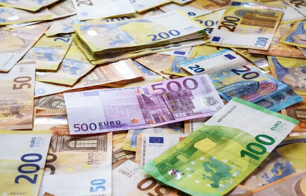 Mehrere Euro-Scheine als Symbol der Inflation