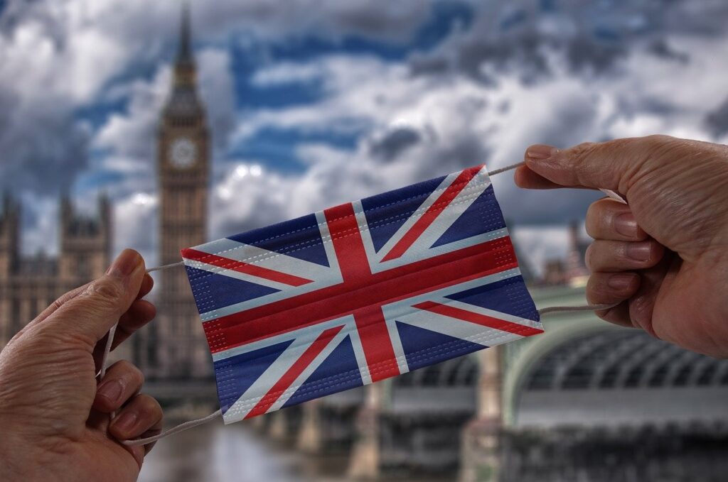 Großbritannien-Flagge auf einer Corona-Maske als Symbol vieler Geschäftschließungen in UK