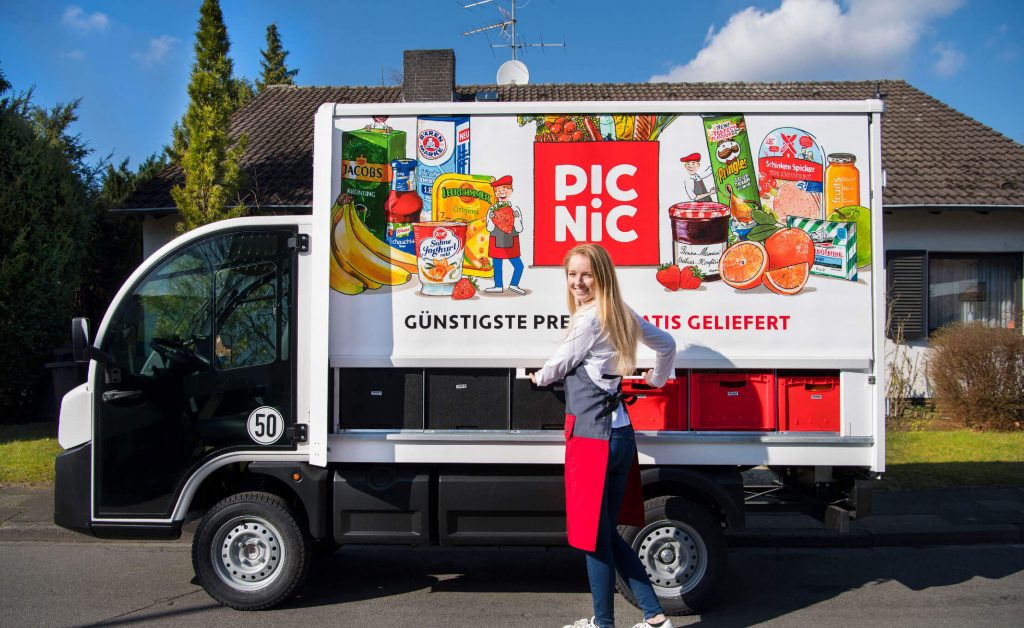 Picnic-Liefertruck zur Auslieferung von online bestellten Lebensmitteln