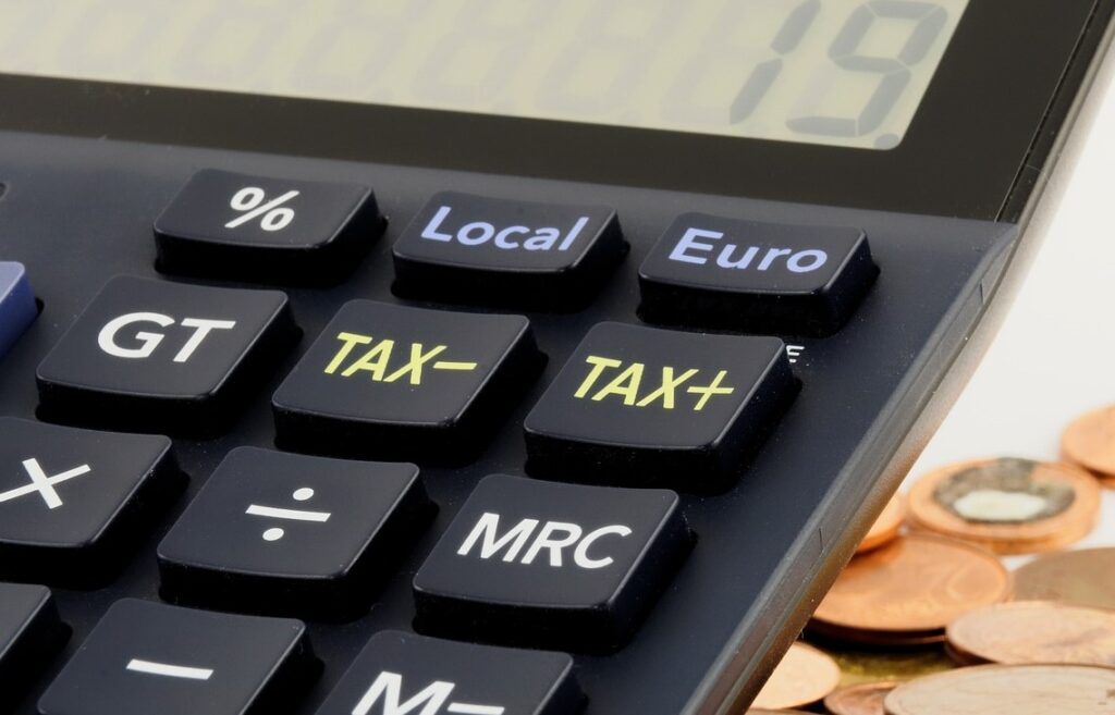 Taschen mit Tax-Tasten als Symbol für das neue Plattform-Steuertransparenzgesetz in Europa