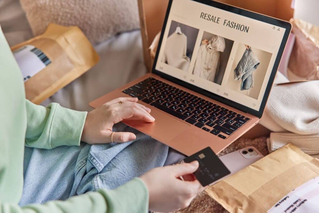 Frau mit Laptop auf einer Re-Commerce und Second-Hand Website
