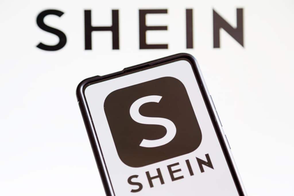 Smartphone mit großem Shein-Logo