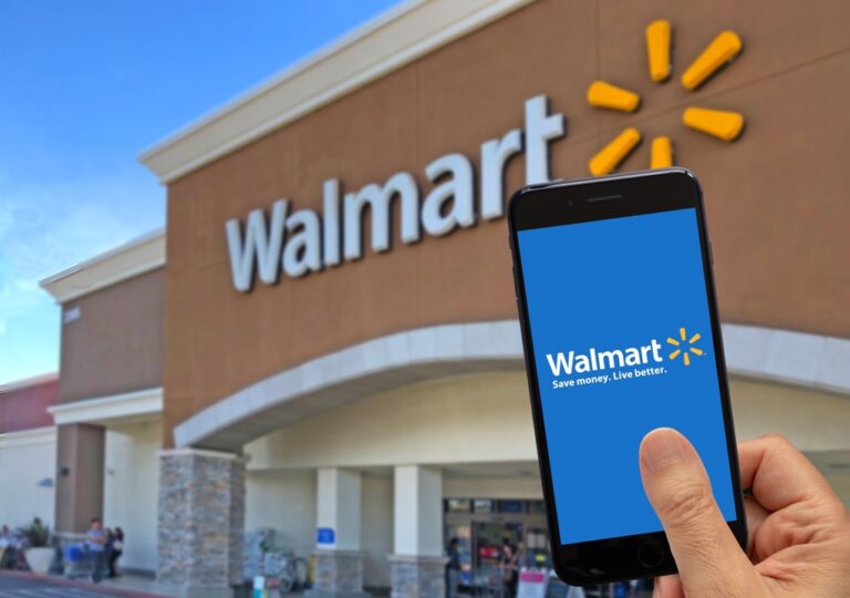 Walmart Filiale mit Smartphone und Walmart-App im Vordergrund