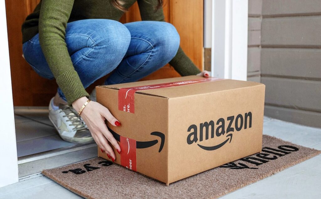Amazon Paket vor einer Haustüre