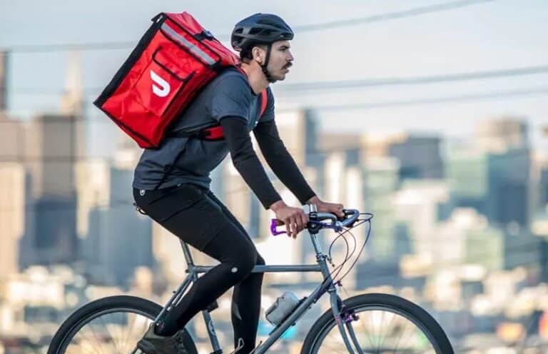 Doordash Rider auf einem Fahrrad