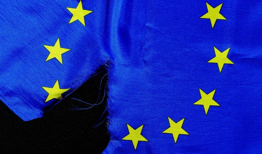 Eingerissene EU-Flagge als Symbol für keine Einigkeit beim EU-Lieferkettengesetz