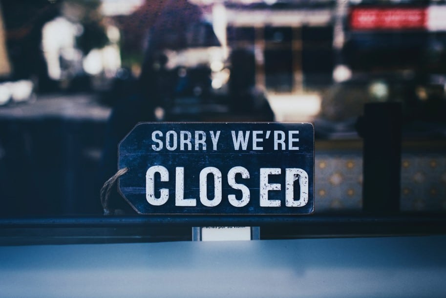 Sorry We're Closed Schild am Schaufenster eines Ladengeschäfts