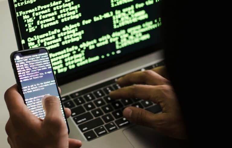 Programmiercode als Symbol für einen Hackerangriff