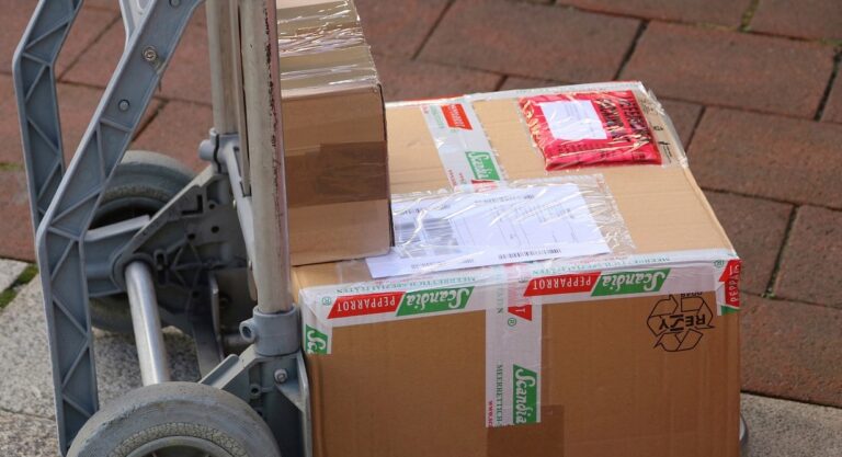 Pakete auf einem Wagen eines Paketzustellers