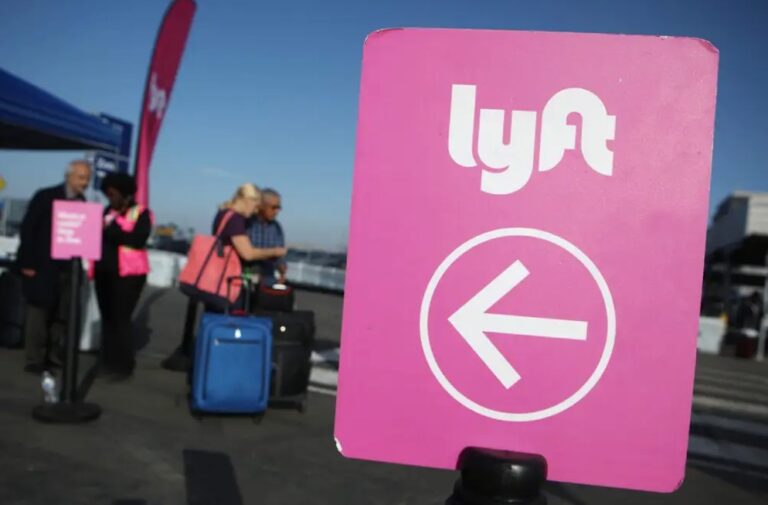 Schild mit Lyft-Logo an einem Flughafen in den USA