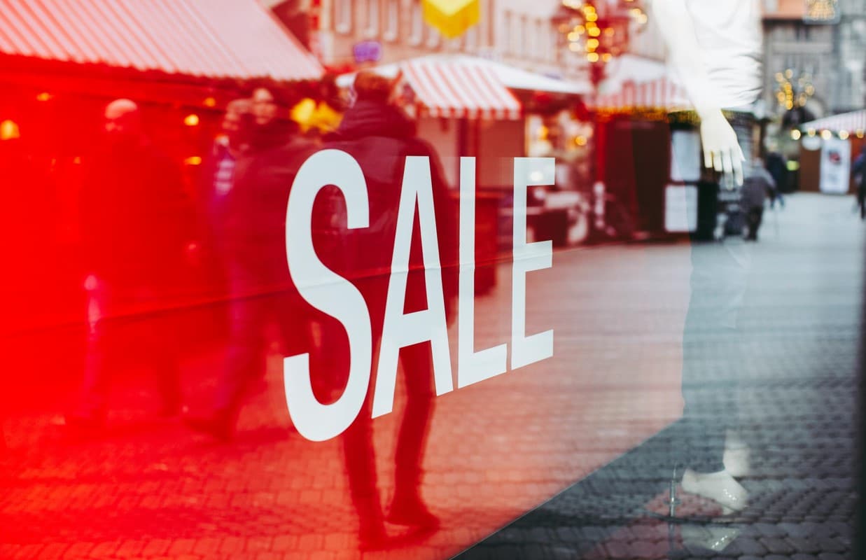 Sale-Werbung in einem Schaufenster