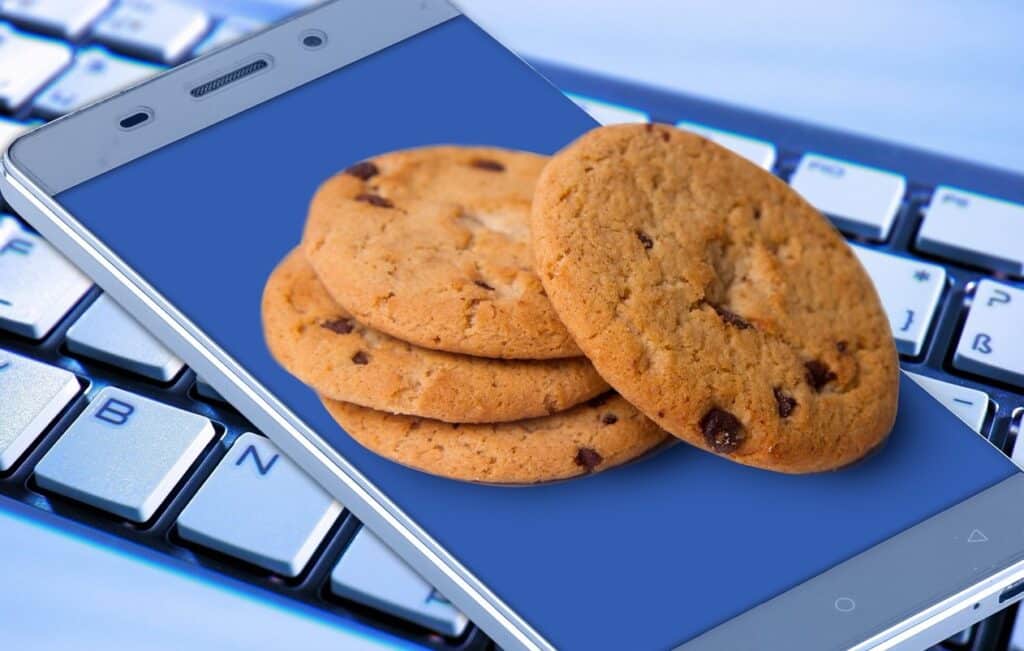 Mehrere Cookies und ein Smartphone als Symbol für Third-Party-Cookies