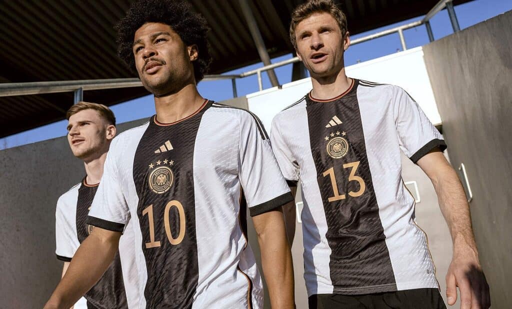 Drei DFB Nationalspieler im Adidas Trikot