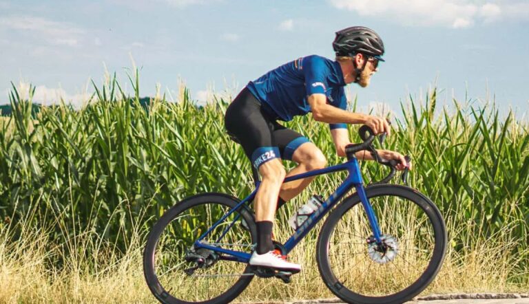 Fahrradfahrer vor einem Getreidefeld