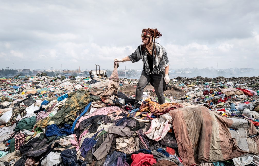 Textil-Müllhalde als Symbol für Fast Fashion und weggeworfene Kleidung