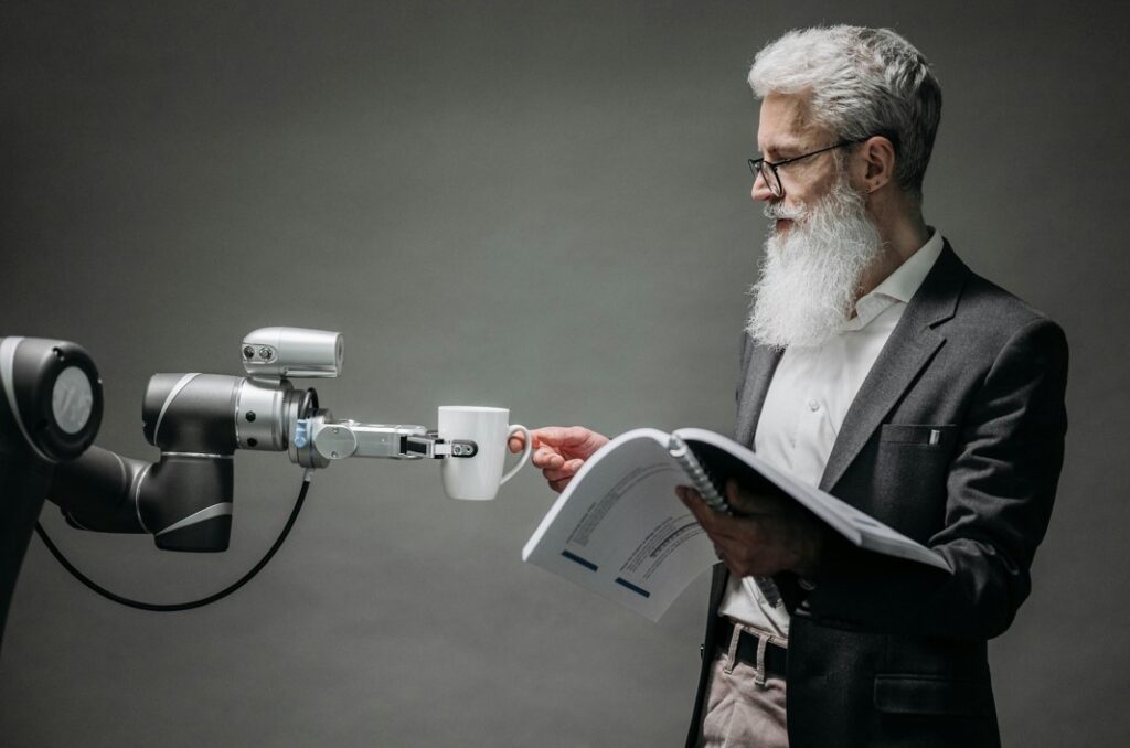 Mann mit einem Roboterarm als Symbol für Künstliche Intelligenz (KI)