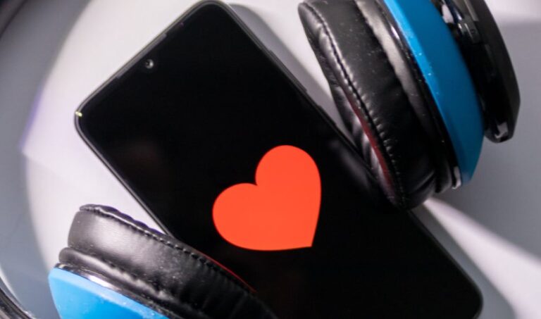 iPhone mit Herz-Logo als Symbol für Re-Commerce