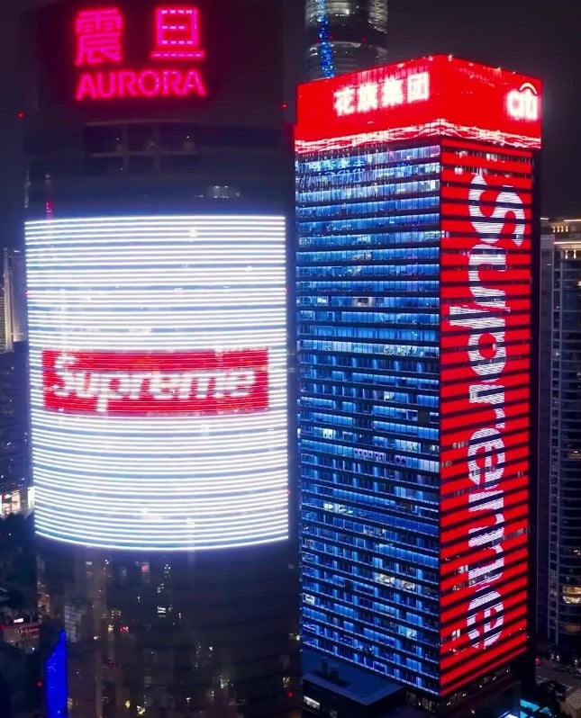 Leuchtreklame zum Store-Opening von Supreme in Shanghai