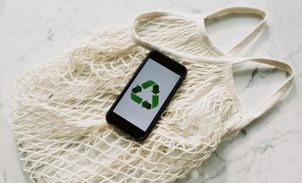 Smartphone mit Recycling-Logo als Symbol für umweltfreundliche Produkte