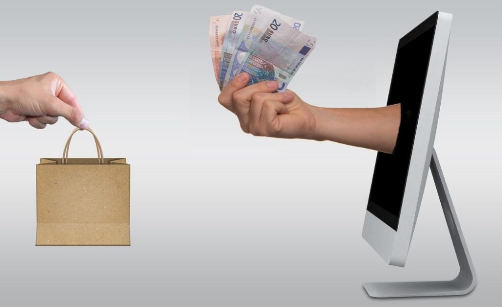 Einkaufstasche, Bildschirm und Geldscheine als Symbole für E-Commerce